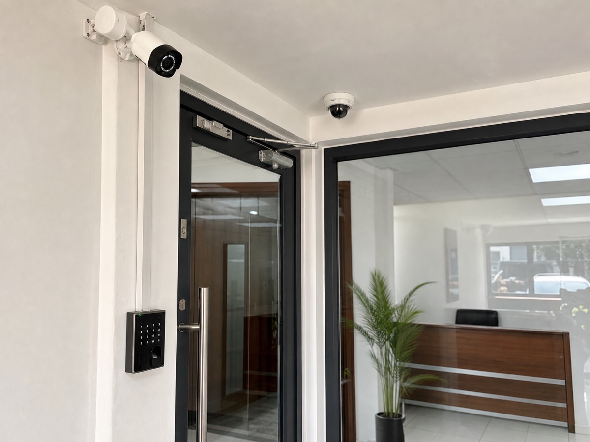 Technicien Sahel Tech sur une installation